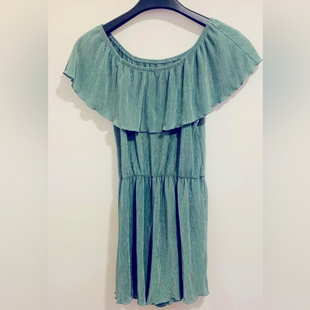 Short jumpsuit, green, off the shoulder women’s medium
